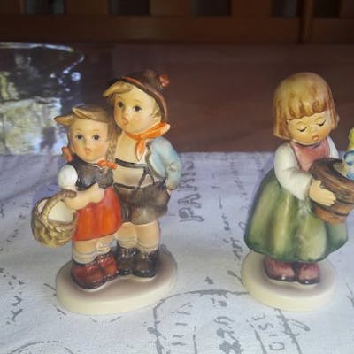 Hummel Figuren Hänsel und Gretel und Blumenmädchen - Figur(en) (2) -  Keramik | Barnebys