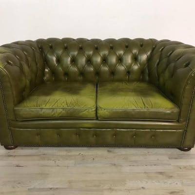 Bevan Funnell 2 Seater Chesterfield Sofa English Original Bevan Funnell 2 Seater Chesterfield Sofa English Original