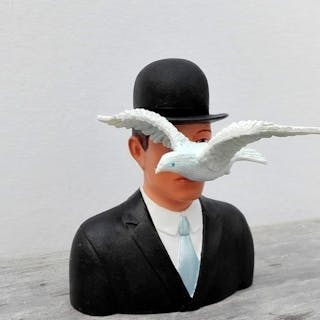 René Magritte - Statuetta - L’homme au chapeau melon - Resina/Poliestere