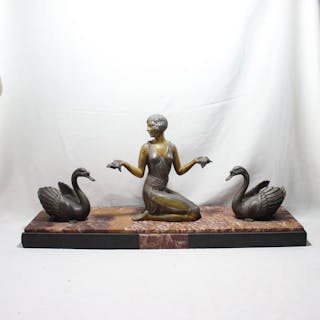 Sculpture, Gruppo Art Decò - Donna con Cigni - 24 cm - Alloy, Marble, Onyx