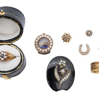 A COLLECTION OF MOURNING JEWELLERY