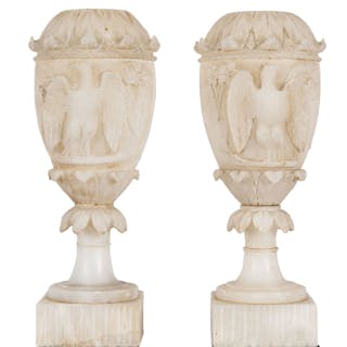 Coppia di vasi in alabastro decorati con aquile