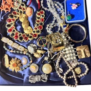 A Quanity of Vintage Costume Jewellery