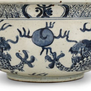 Chinese Ming Dynasty Blue & White Porcelain Dragon Vase