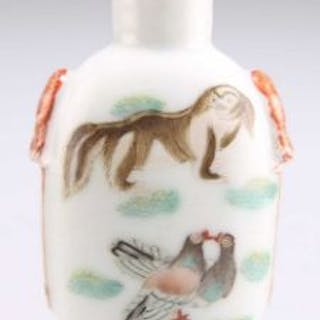 A CHINESE PORCELAIN SNUFF BOTTLE