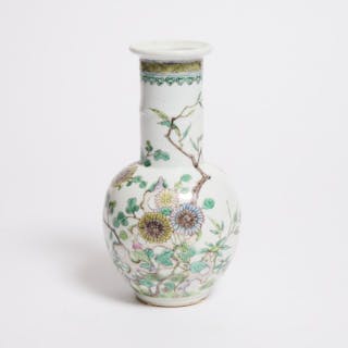A Small Enameled Bottle Vase, Kangxi Mark, 19th Century - 清 十九世纪 康熙款小彩瓷瓶